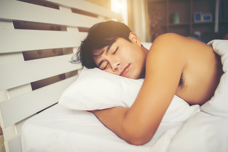 Bạn có thể cảm thấy dễ chịu hơn khi ngủ cởi trần trong những đêm hè oi bức.