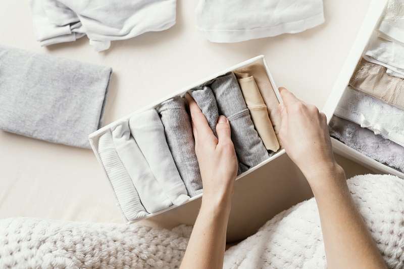 Vệ sinh nhẹ nhàng bằng nước sạch và mặc quần lót cotton giúp phòng ngừa viêm âm hộ. 