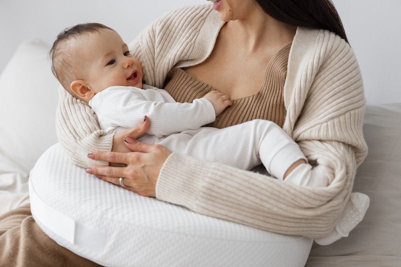 Giảm từng cữ bú sau mỗi vài ngày giúp cơ thể mẹ thích nghi dần với việc ngừng tiết sữa. 