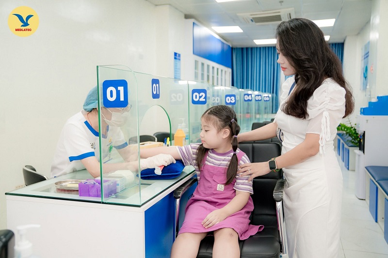 Trẻ nổi hạch cổ kèm sốt kéo dài hoặc sụt cân nên được đưa đi khám sớm.