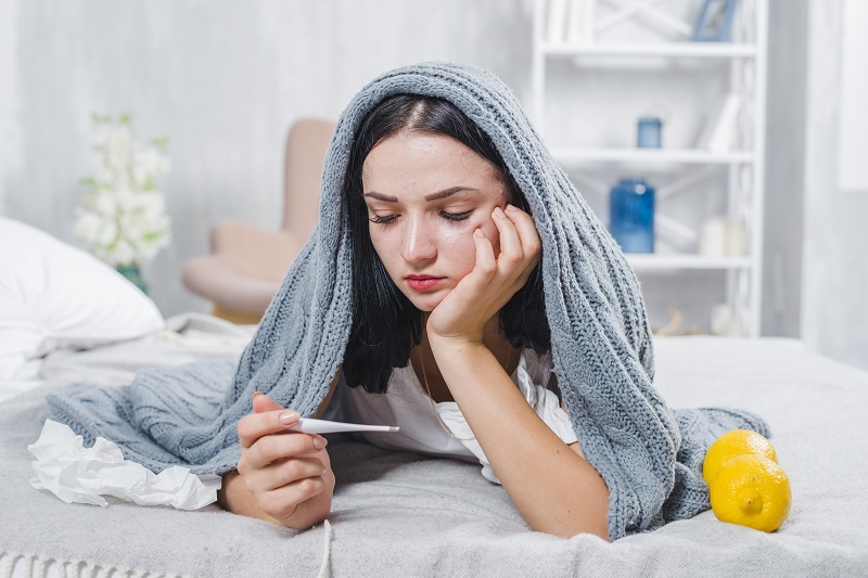 Lao hạch thường khiến hạch to chậm, không đau và có thể kèm sốt nhẹ về chiều