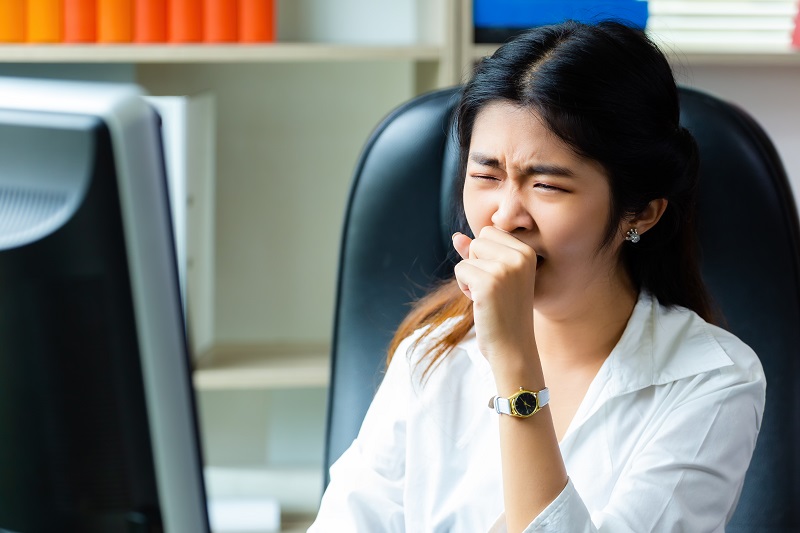 Đờm dính, khó khạc có thể khiến bạn luôn có cảm giác vướng ở cổ họng. 
