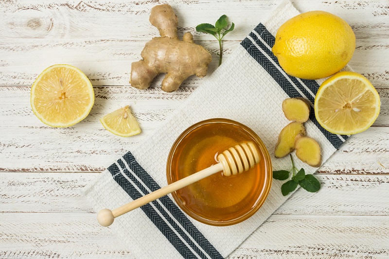 Nước chanh mật ong ấm có thể làm dịu cổ họng và long đờm