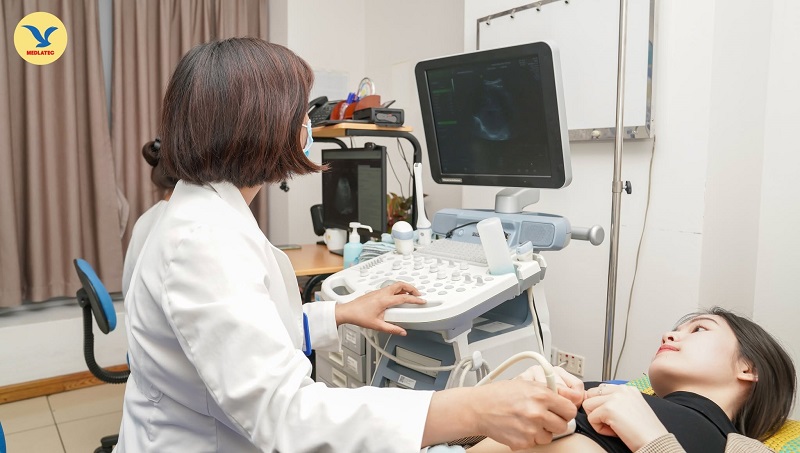 Bạn nên đi khám ngay nếu đau dữ dội, sốt, nôn nhiều hoặc khó đi tiểu khi đang có sỏi thận. 