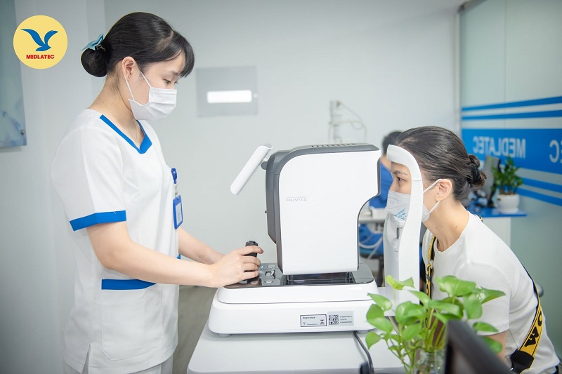 Người mắc bệnh thận nên được khám đáy mắt định kỳ để phát hiện sớm tổn thương võng mạc. 
