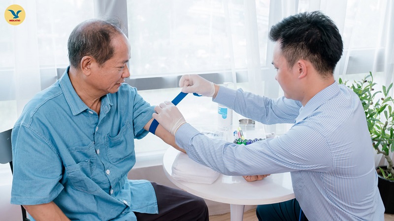  Xét nghiệm nước tiểu và creatinine máu giúp bác sĩ đánh giá chức năng thận. 