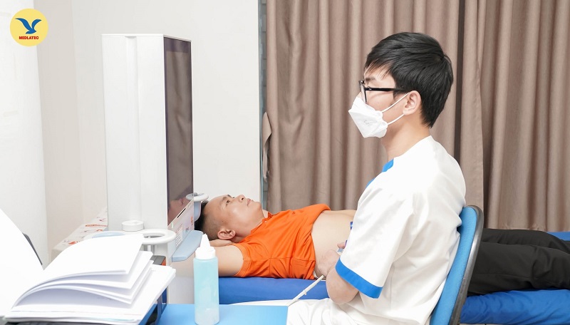 Bác sĩ siêu âm vùng hông lưng để phân biệt đau thận với đau cơ lưng và đau bụng bên phải