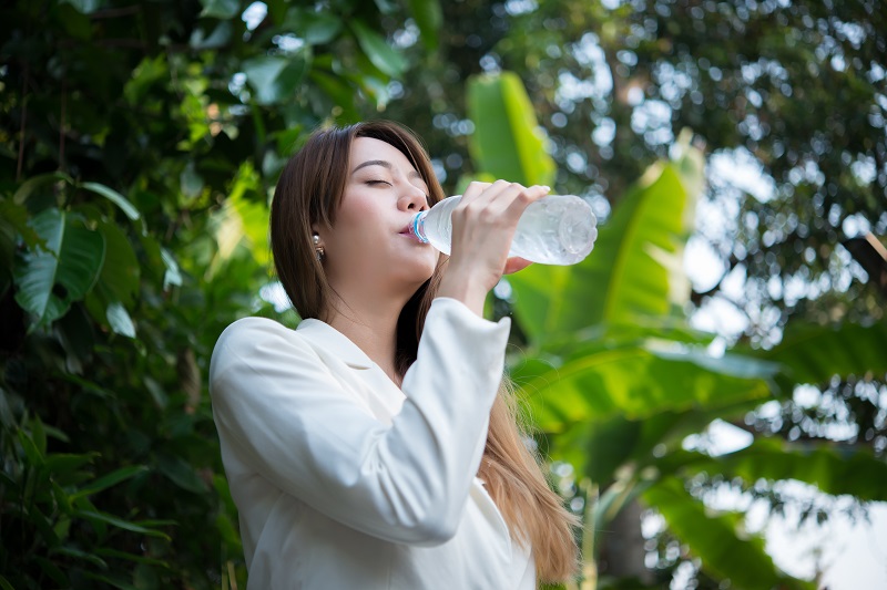 Uống đủ khoảng 2 lít nước mỗi ngày có thể giúp nước tiểu loãng hơn và hỗ trợ đào thải sỏi nhỏ.