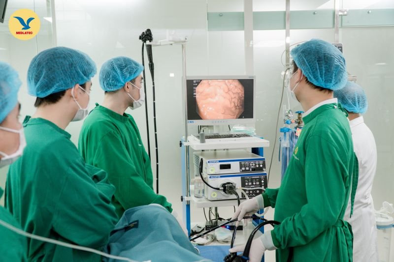 Bác sĩ đang thực hiện nội soi cho người bệnh