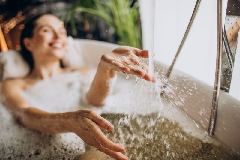 Tắm nước ấm toàn thân hỗ trợ xoa dịu cảm giác co thắt vùng bàng quang