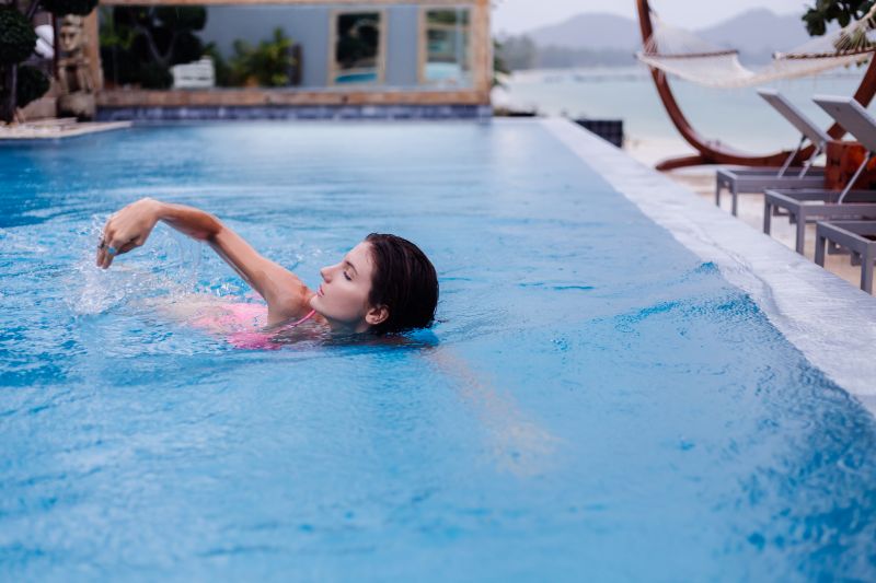 Đến tháng có đi bơi được không là thắc mắc của nhiều chị em