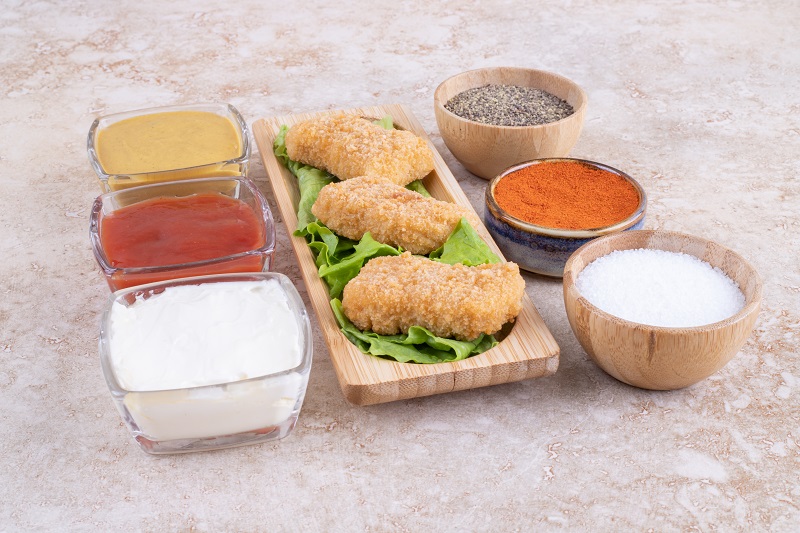 Người bệnh nên hạn chế nước mắm, bột canh và đồ chế biến sẵn để giảm lượng muối nạp vào mỗi ngày.
