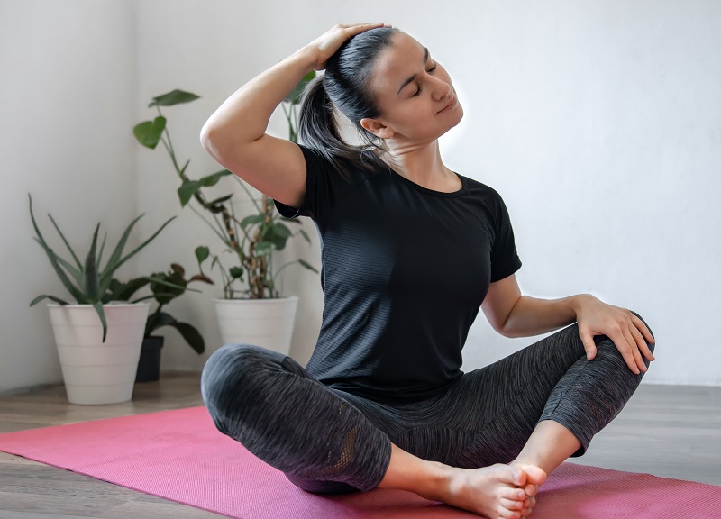 Động tác nghiêng đầu nhẹ nhàng giúp giãn cơ vùng cổ vai khi thực hiện trong giới hạn không gây đau. 