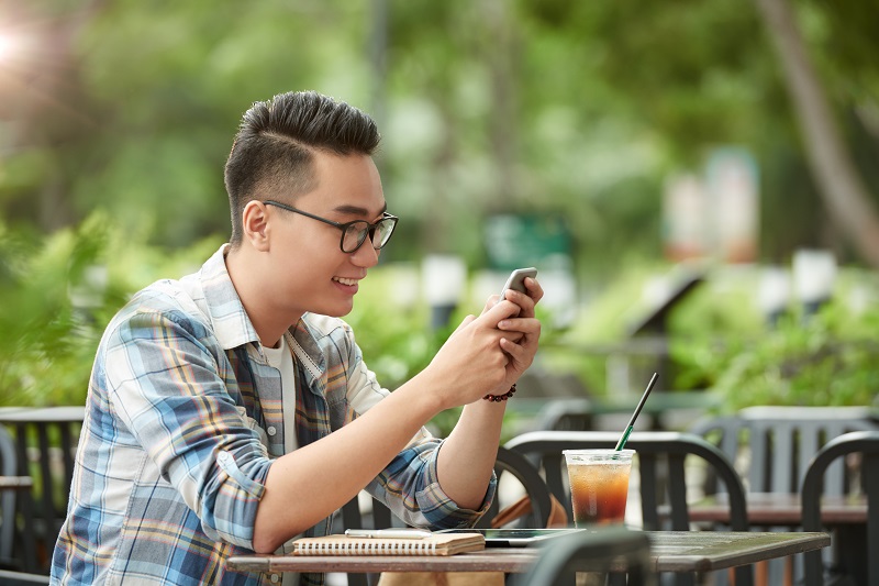 Thói quen cúi đầu dùng điện thoại trong thời gian dài có thể khiến cơ cổ bị co cứng.