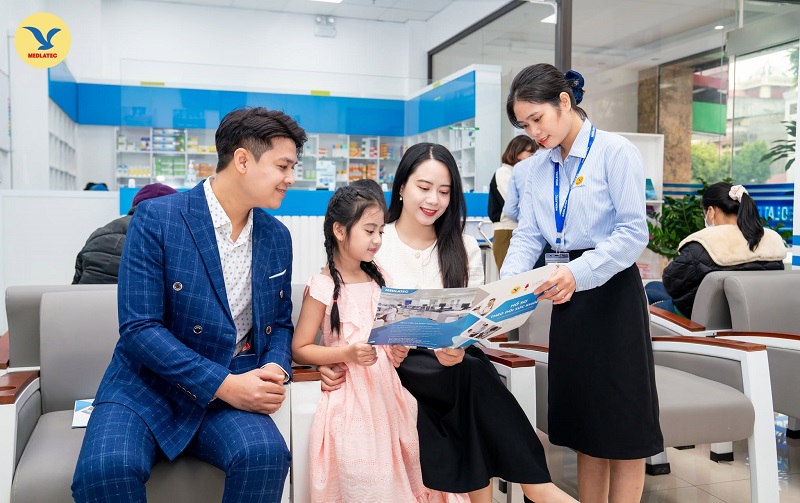 Cha mẹ nên đưa trẻ đi khám nếu đái dầm kèm tiểu đau, khát nhiều hoặc các dấu hiệu bất thường khác. 