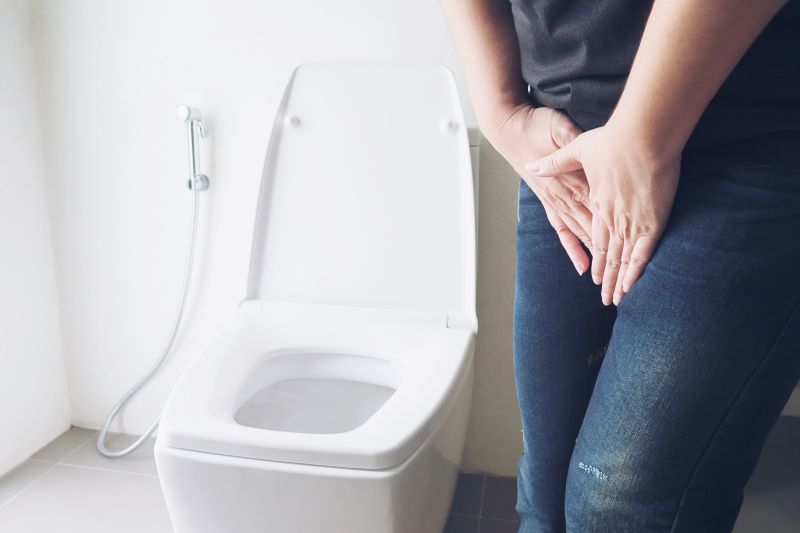 Viêm niệu đạo khiến người bệnh tiểu buốt, tiểu rắt
