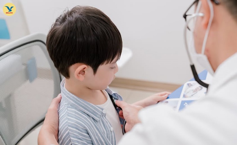 Cha mẹ nên đưa trẻ đi khám nếu tình trạng nghẹt mũi kéo dài hoặc trẻ có dấu hiệu khó thở bất thường.