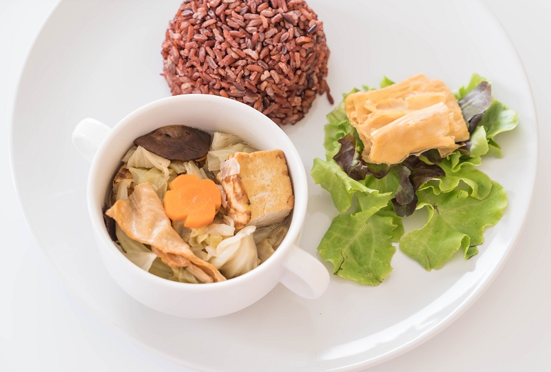 Bữa ăn của mẹ bầu bị dọa sảy nên đa dạng nhóm chất, ưu tiên món mềm, dễ tiêu và được nấu chín kỹ.