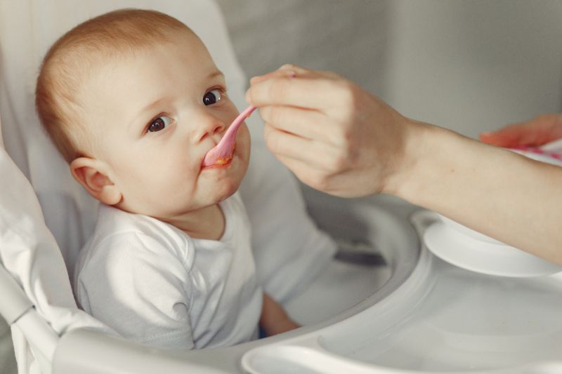 Cha mẹ cần cho trẻ ăn thức ăn mềm, lỏng, ấm để tránh tổn thương vết loét