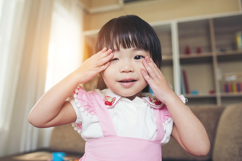 Nháy mắt nhiều ở trẻ nhỏ thường khiến cha mẹ lo lắng, dù phần lớn trường hợp có nguyên nhân lành tính. 