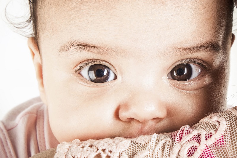 Lác mắt từng lúc có thể khó nhận biết nếu chỉ quan sát tại nhà. 