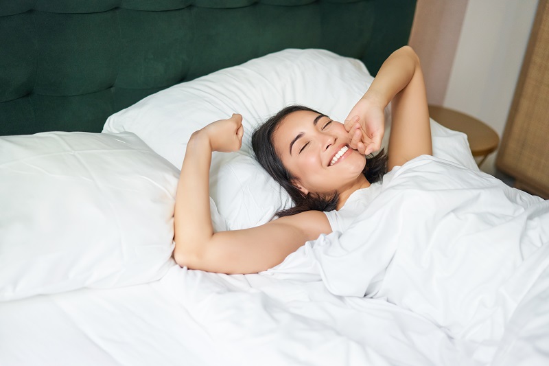 Nên lựa chọn gối có độ cao phù hợp để hỗ trợ giảm căng cơ. 