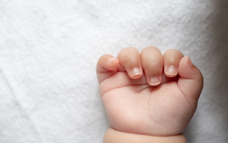Cha mẹ nên cắt ngắn móng tay trẻ để tránh con cào gãi làm vỡ các nốt phỏng nước. 