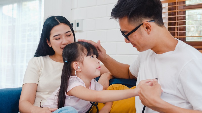 Trẻ có bố hoặc mẹ từng đái dầm khi nhỏ có khả năng gặp tình trạng này cao hơn.
