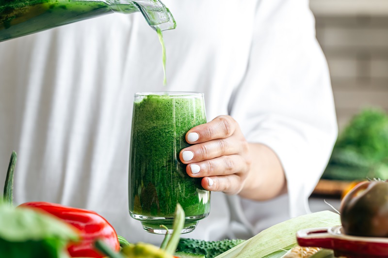 Uống nước rau ngót sống với lượng lớn, kéo dài từng được ghi nhận liên quan đến tổn thương phổi. 