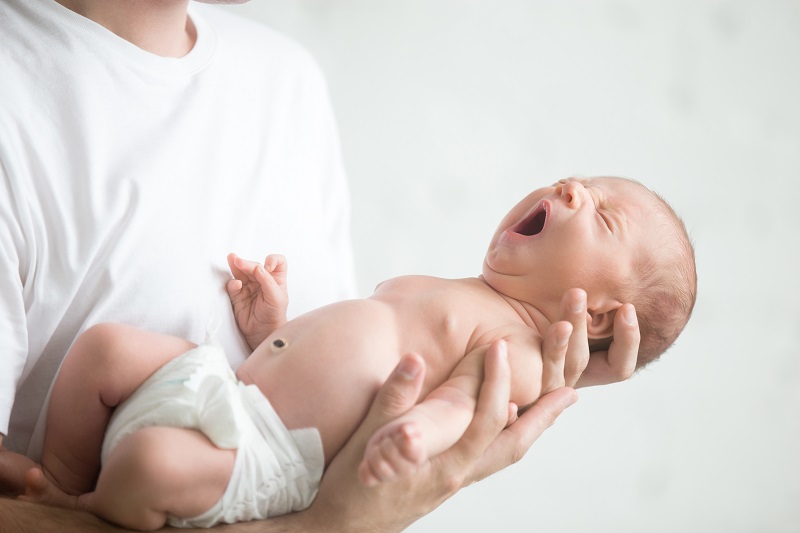 Khi cuống rốn chưa lành, cha mẹ chỉ nên dùng khăn mềm nhúng nước ấm để vệ sinh da cho trẻ sơ sinh.