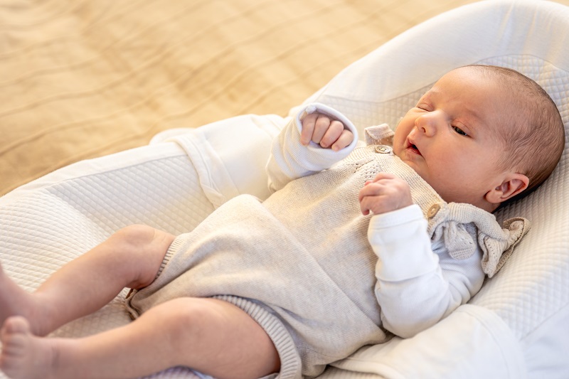 Mặc quần áo cotton rộng, thoáng giúp hạn chế tình trạng rôm sảy ở trẻ nhỏ.