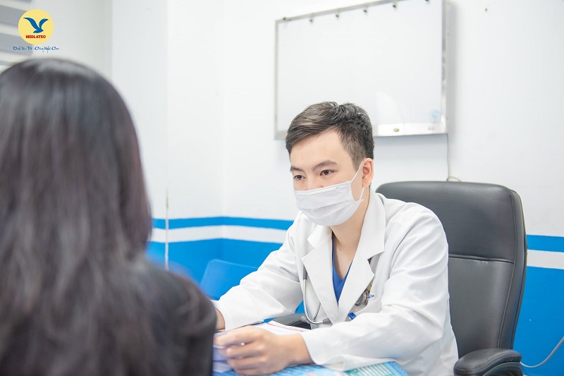Bạn nên đi khám Tiêu hóa nếu khó tiêu kéo dài hoặc kèm sụt cân, chán ăn, đi ngoài phân đen.