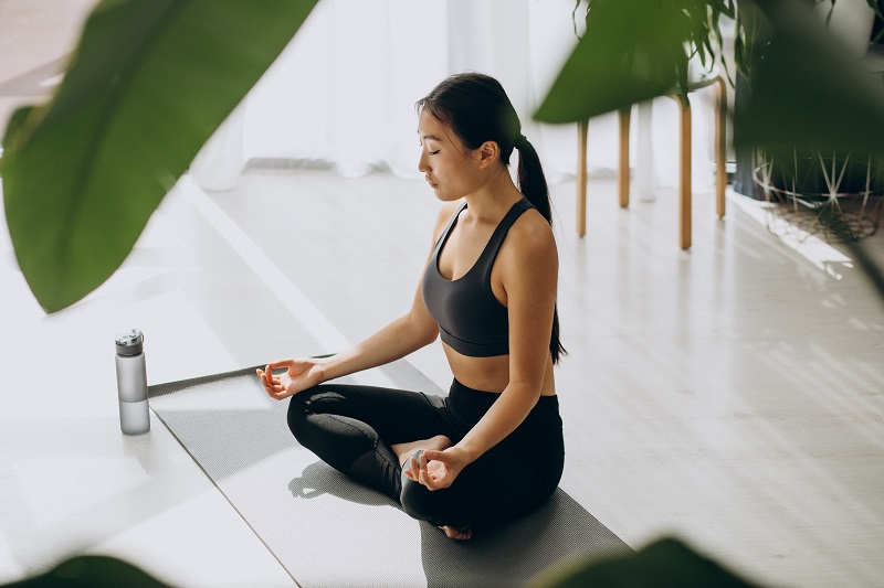 Tập yoga có thể tác động tích cực đến hoạt động của hệ tiêu hóa và giấc ngủ.