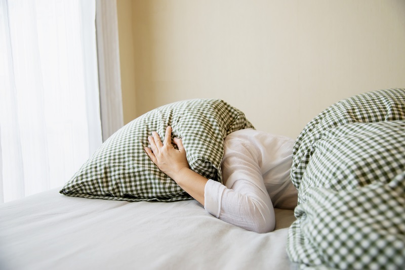 Cảm giác khó vào giấc, trằn trọc nhiều giờ liền là biểu hiện thường gặp của mất ngủ. 