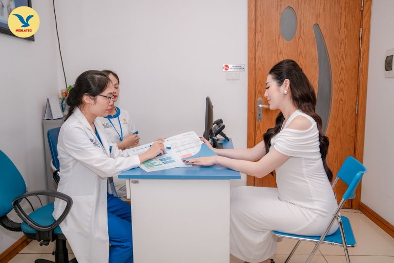 Bạn nên thăm khám tại cơ sở y tế khi nghi ngờ mang thai để được chẩn đoán chính xác