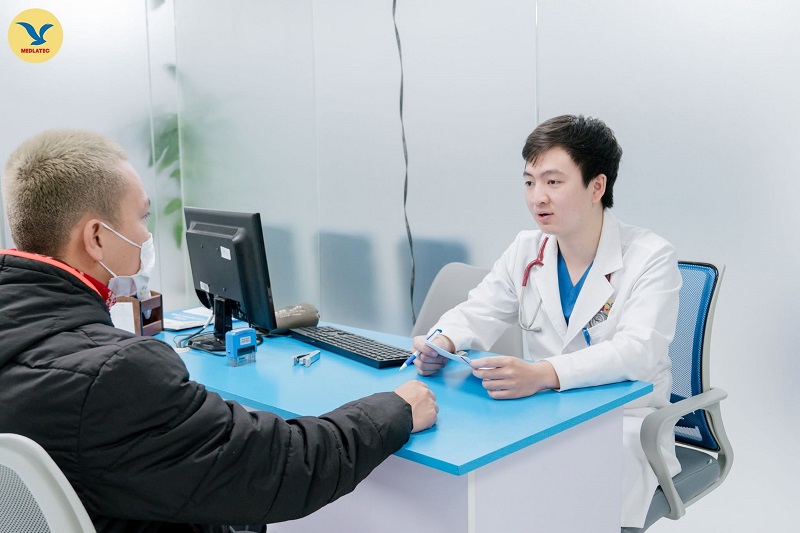 Bạn cần đi khám khi có dấu hiệu đau hạ sườn phải hoặc vùng bụng trên rốn kéo dài