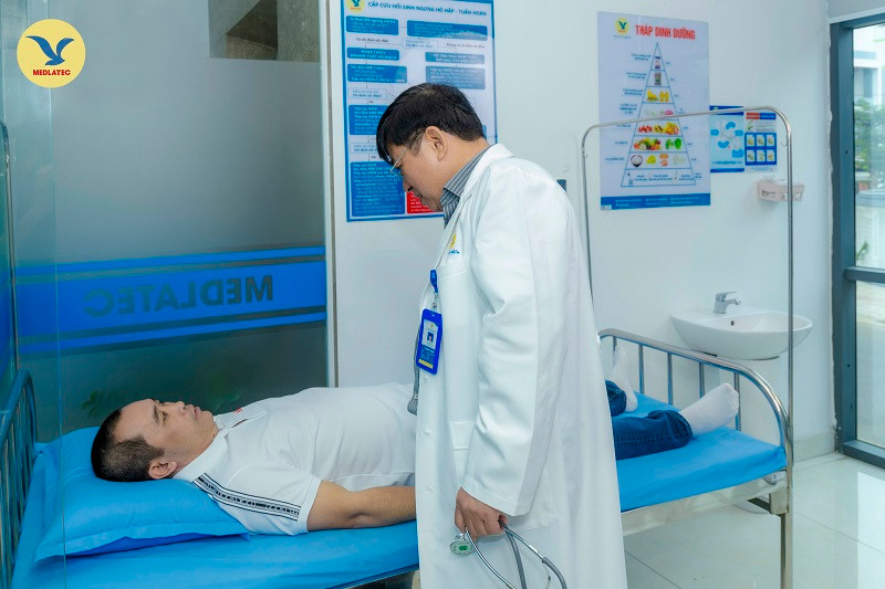 Phù chân, mệt mỏi hoặc thay đổi lượng nước tiểu có thể là dấu hiệu cần đi khám thận.