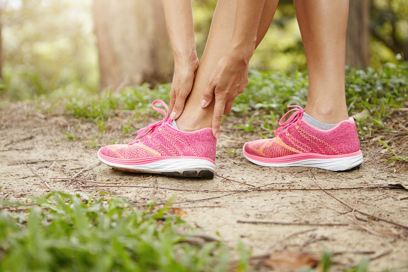 Cổ chân đau và sưng có thể khiến việc đứng, đi lại trở nên khó khăn.