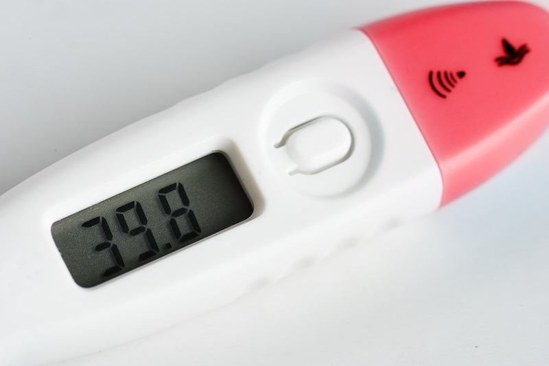Sốt cao, rét run và đau hông lưng kèm tiểu ra máu là những dấu hiệu cần được thăm khám sớm. 