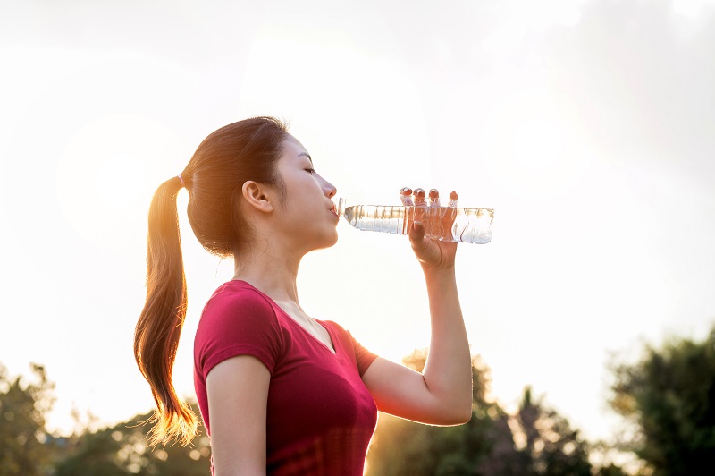 Uống đủ nước, không nhịn tiểu và vệ sinh vùng kín đúng cách giúp hỗ trợ phòng ngừa nhiễm trùng đường tiết niệu tái phát. 