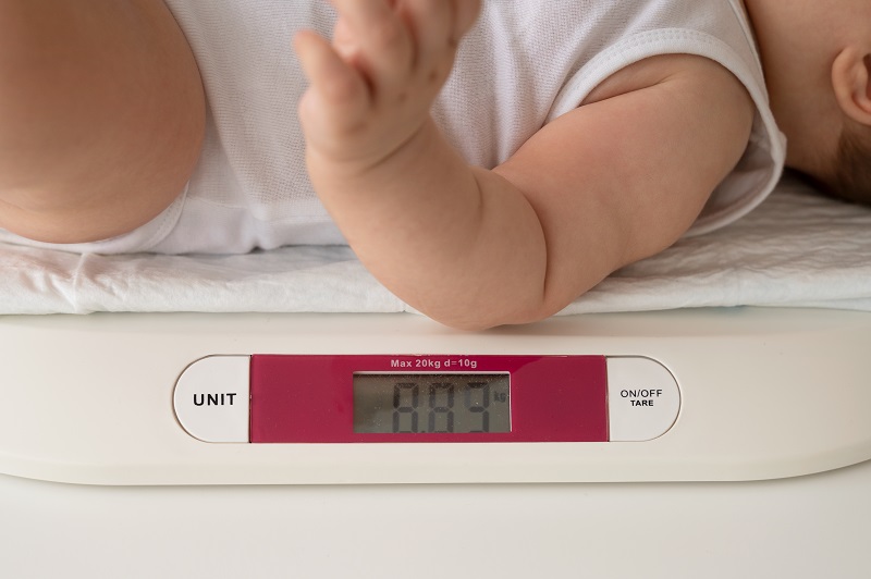 Bé chậm tăng cân là một trong những dấu hiệu cho thấy bé có thể chưa nhận đủ sữa mẹ.
