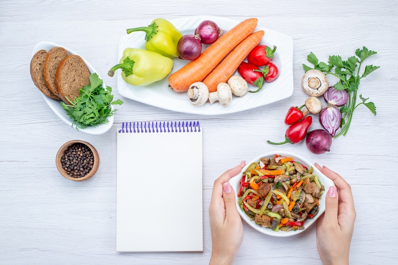 Bạn nên xây dựng chế độ ăn phù hợp khi chức năng thận suy giảm để hỗ trợ quá trình điều trị. 
