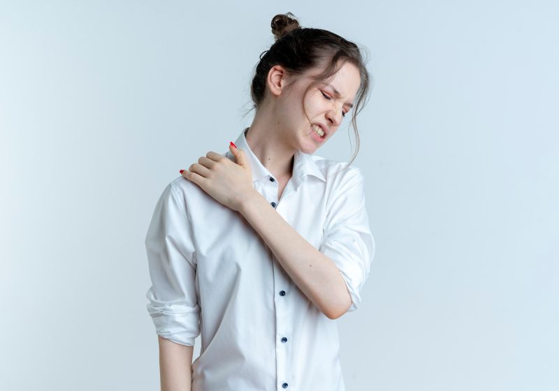 Người bệnh gân cơ trên gai thường bị đau nhói vùng mặt trước khớp vai