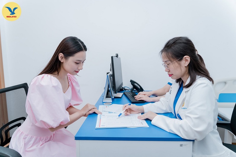 Chị em nên đi thăm khám khi máu kinh đông, có màu đen hoặc đi kèm các dấu hiệu bất thường.