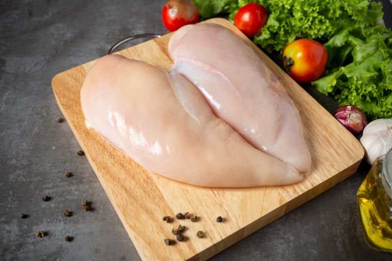 Nên lựa chọn phần ức gà nhiều hàm lượng đạm, ít mỡ