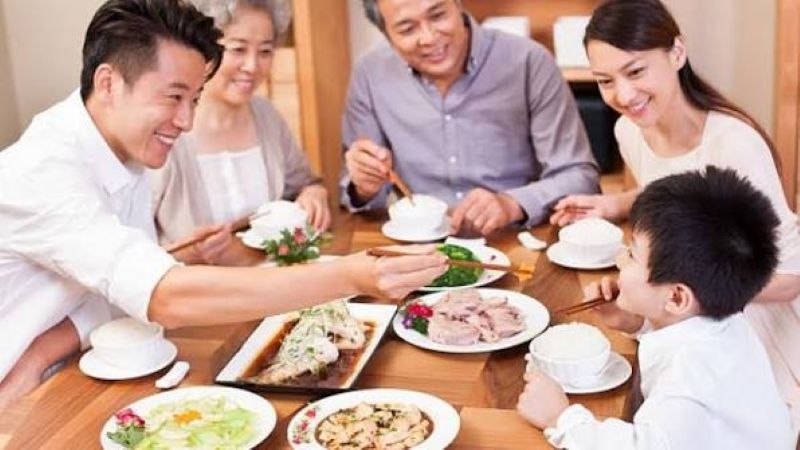 Thói quen gắp thức ăn cho người khác dễ khiến vi khuẩn lây lan