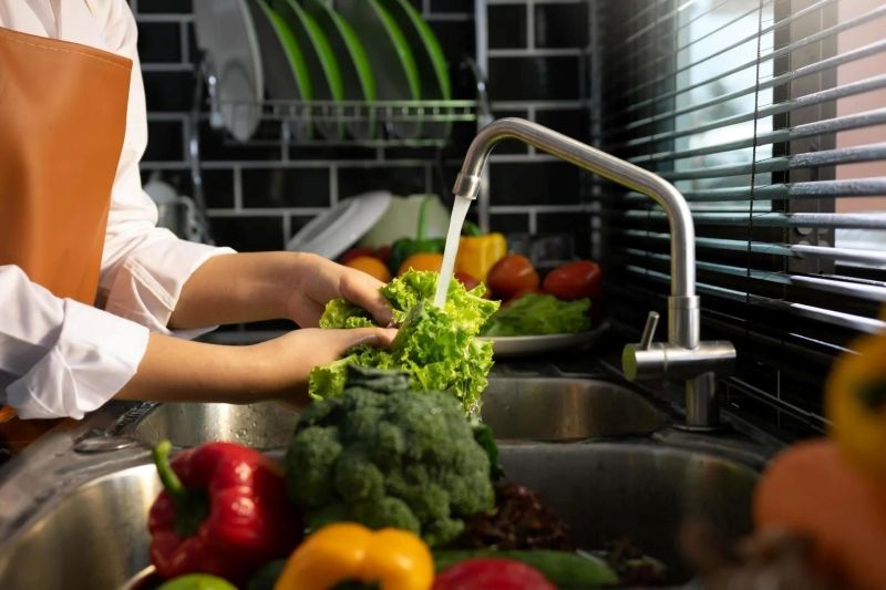 Thói quen ăn rau sống hoặc thực phẩm nấu chưa chín kĩ cũng là tác nhân gây nguy cơ nhiễm HP