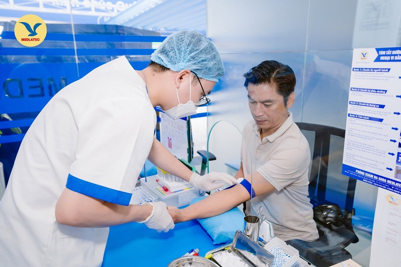 Xét nghiệm máu và nước tiểu giúp đánh giá chức năng thận ngay cả khi chưa có triệu chứng. 