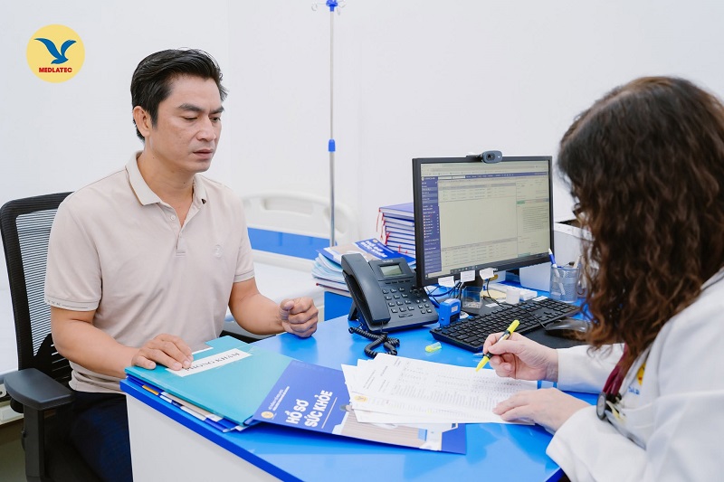 Người đang dùng thuốc điều trị bệnh mạn tính nên hỏi ý kiến bác sĩ trước khi dùng thêm trà thảo dược. 