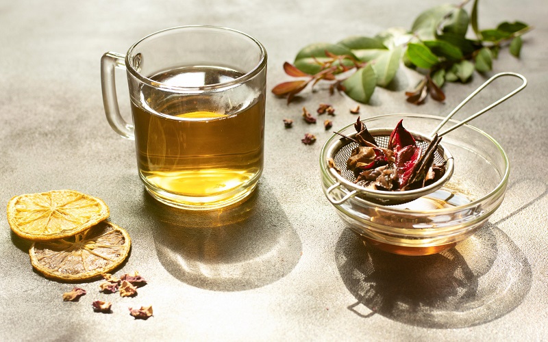 Trà bổ thận thường phối hợp nhiều loại thảo dược như râu mèo, cam thảo, hoàng kỳ hoặc bồ công anh. 